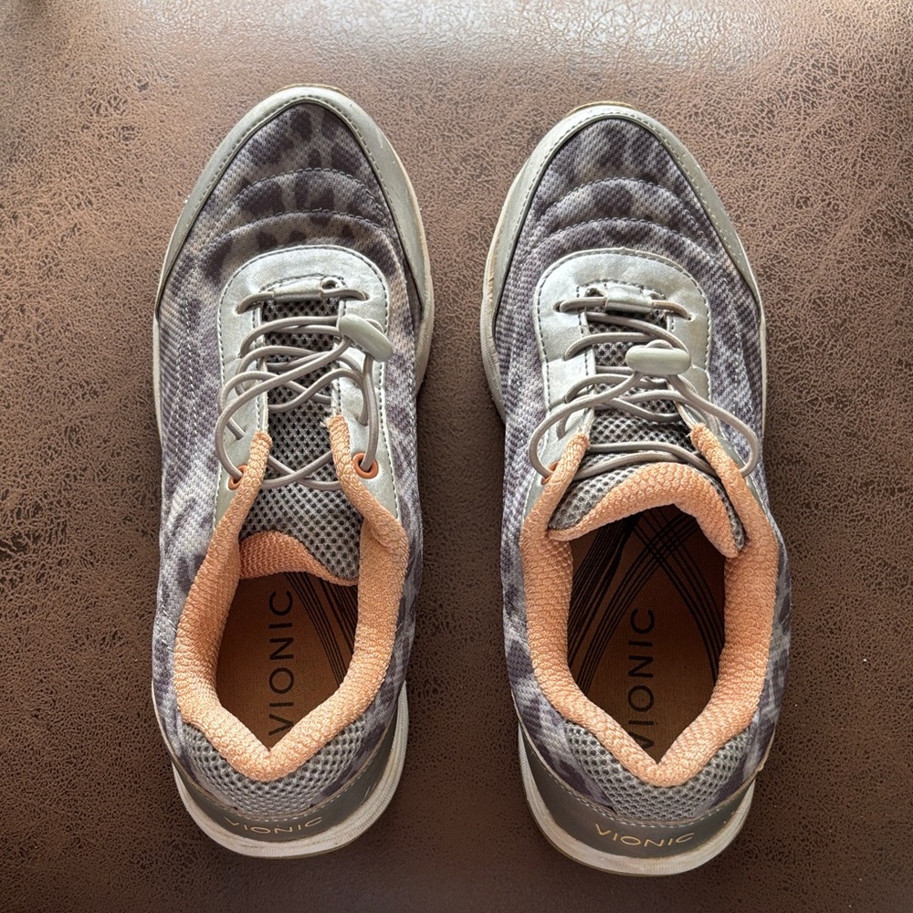 Vionic Women's 335 Neptune Silver  and Peach Leopard Print Sneakers SZ 8